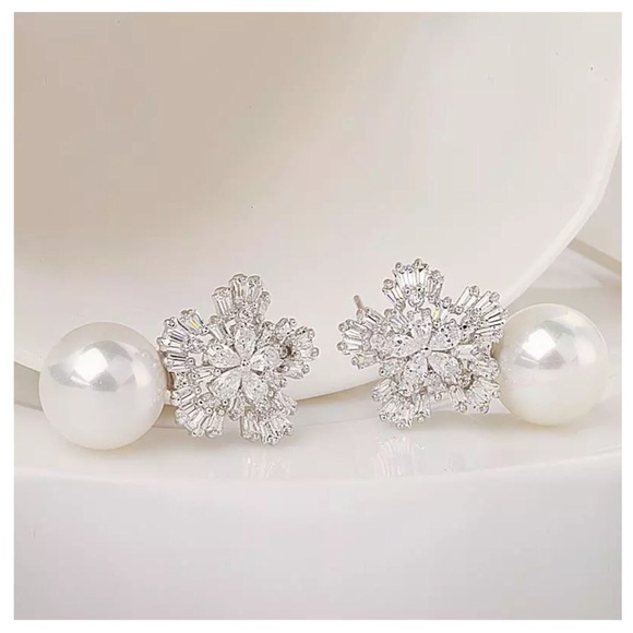 🎁 Swarovski Crystals The Gigi Pearl Earrings - Picture 2 of 5